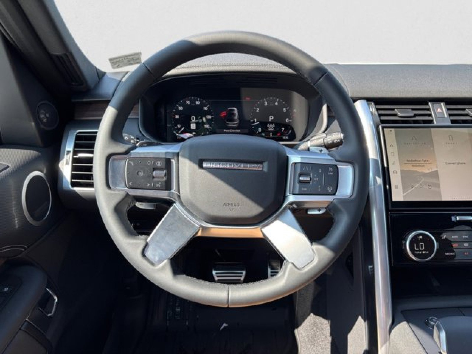 New 2025 Land Rover Discovery Dynamic SE image 15