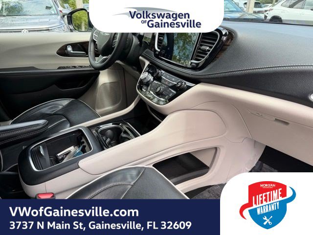 Used 2024 Chrysler Pacifica Limited FWD image 11