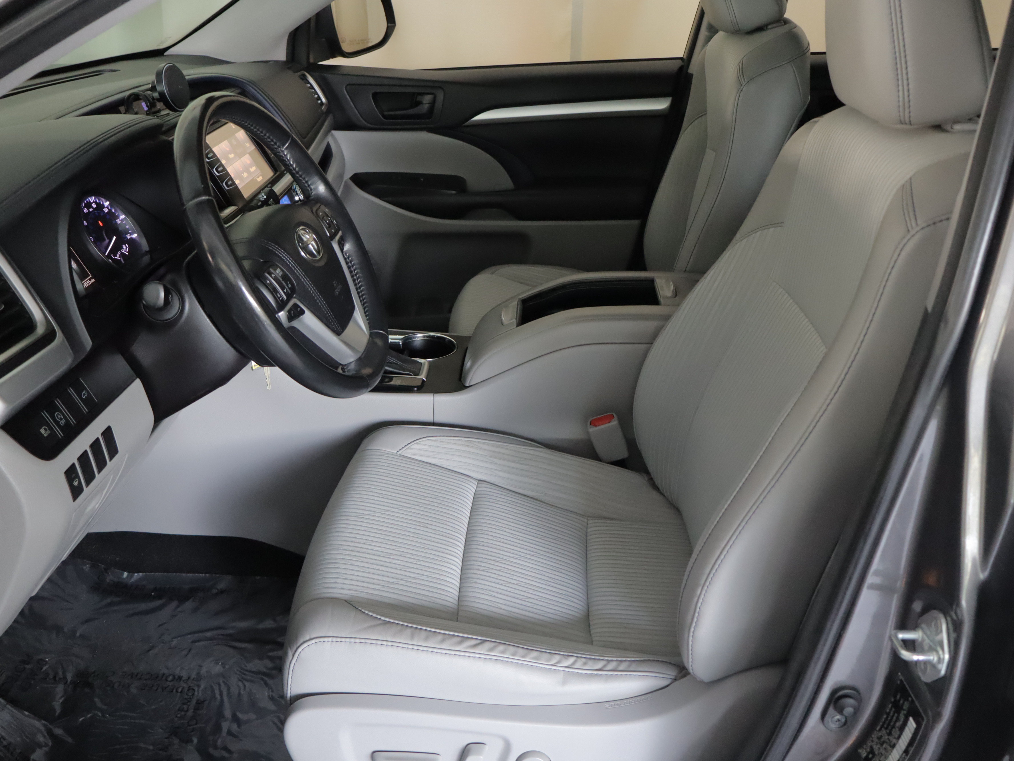 Used 2018 Toyota Highlander Plus AWD/4WD image 7