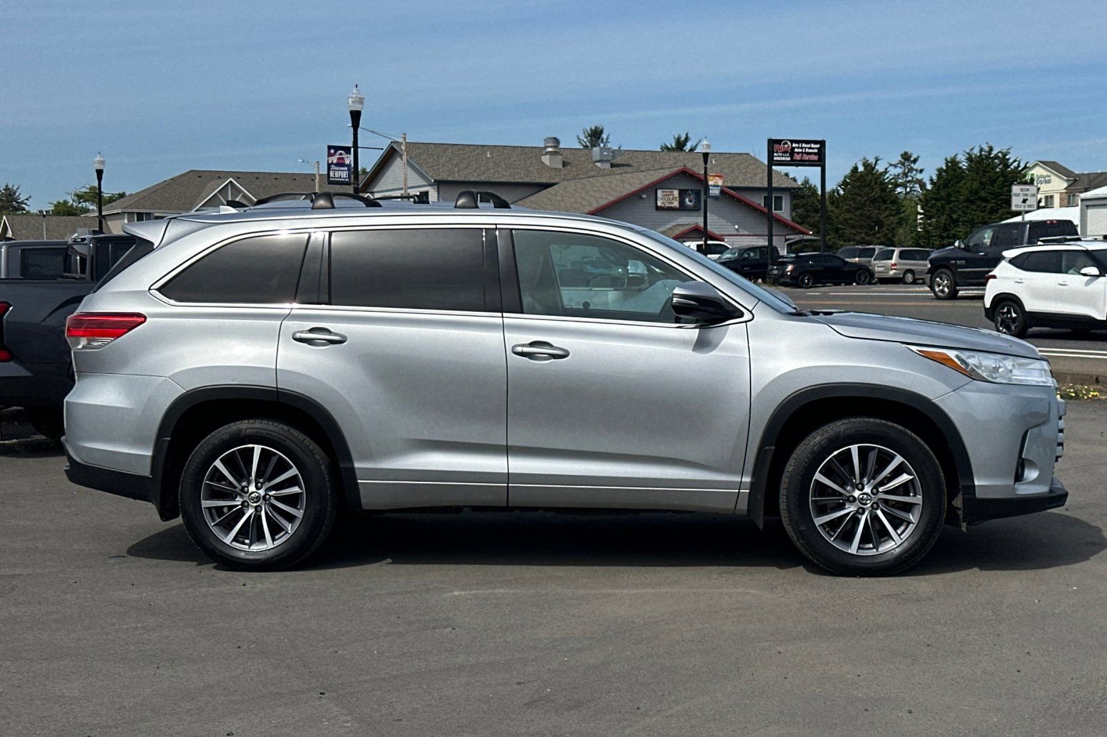 Used 2017 Toyota Highlander XLE AWD/4WD image 3