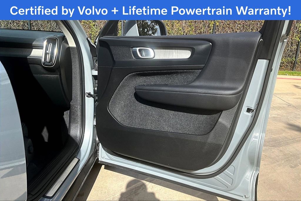 Certified 2025 Volvo XC40 B5 Core image 24