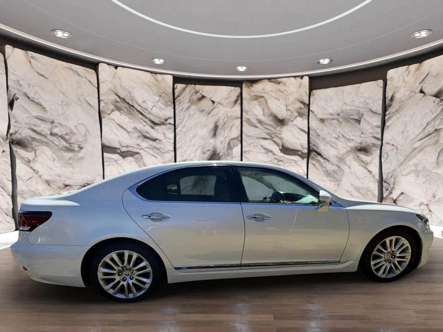 Used 2016 Lexus LS 460 w/ Comfort Package image 4