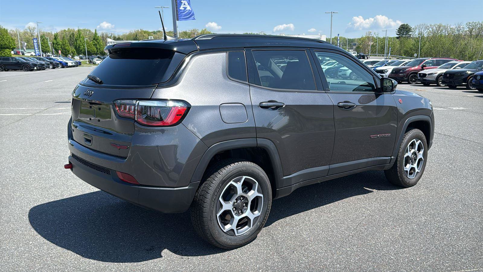 Used 2022 Jeep Compass Trailhawk w/ Trailhawk Convenience Group AWD/4WD image 5