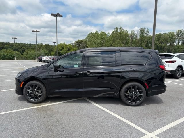 New 2027 Chrysler Pacifica Limited w/ S Appearance Package AWD/4WD image 4