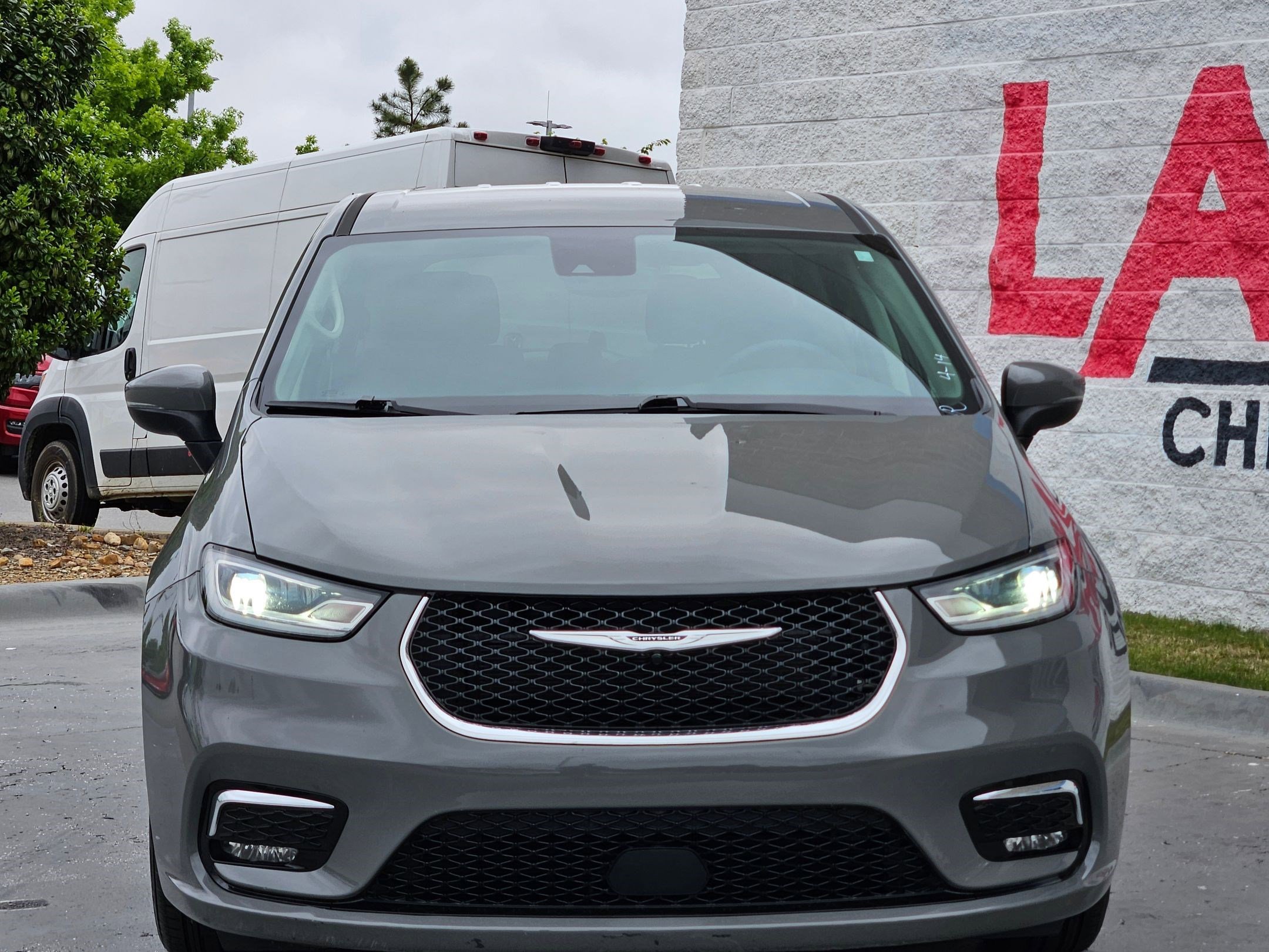 Used 2023 Chrysler Pacifica Touring-L image 2