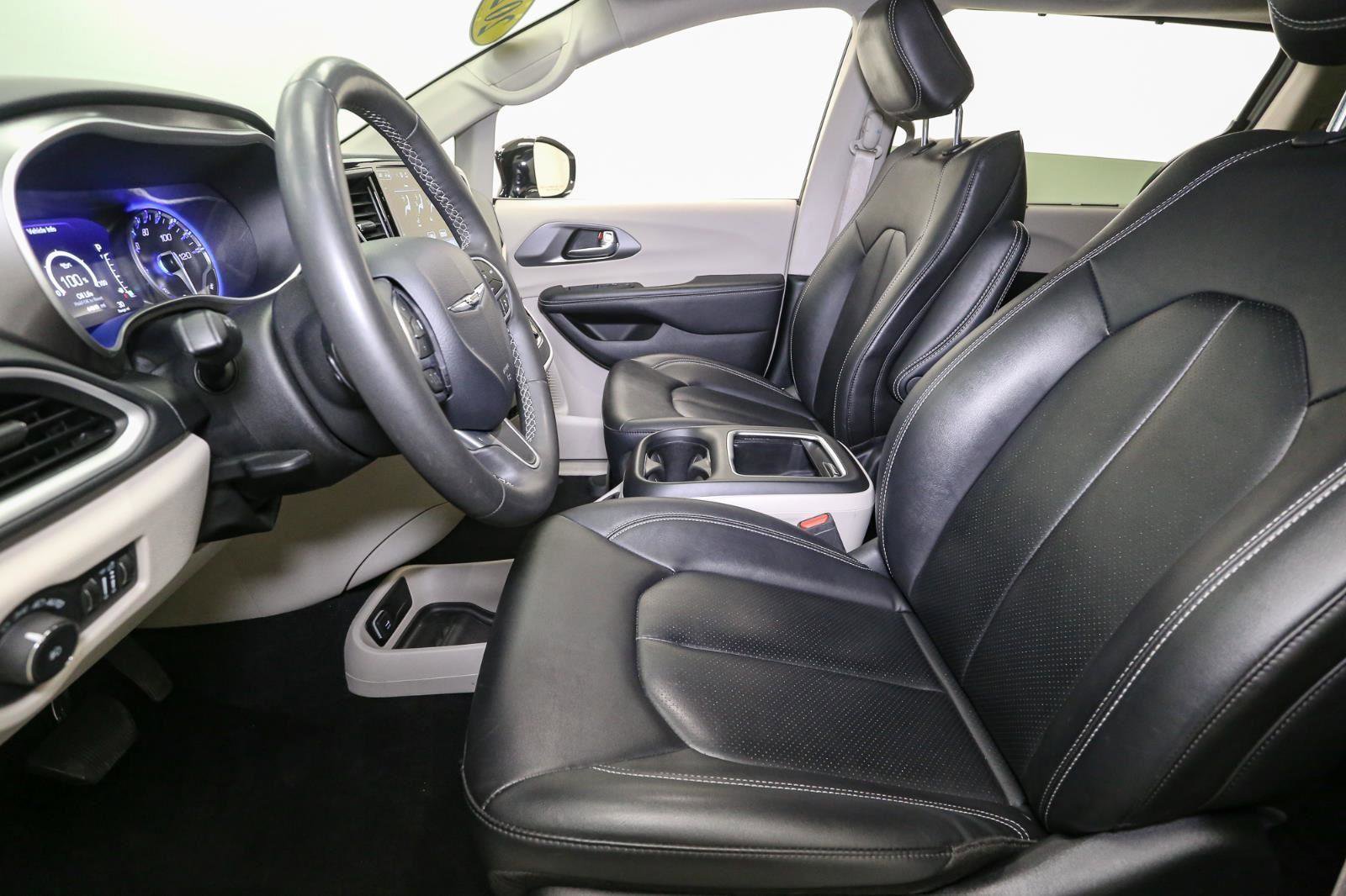 Used 2024 Chrysler Pacifica Touring-L image 41