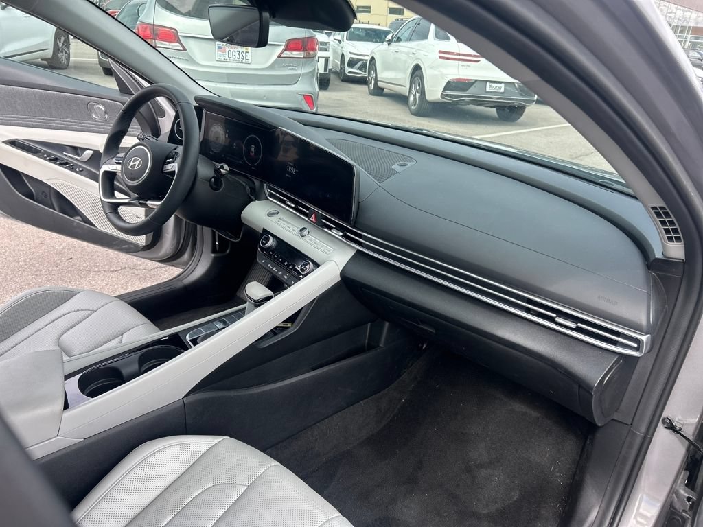 Used 2025 Hyundai Elantra Limited FWD image 11