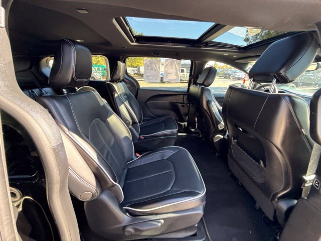 Used 2023 Chrysler Pacifica Limited w/ S Appearance Package FWD image 10