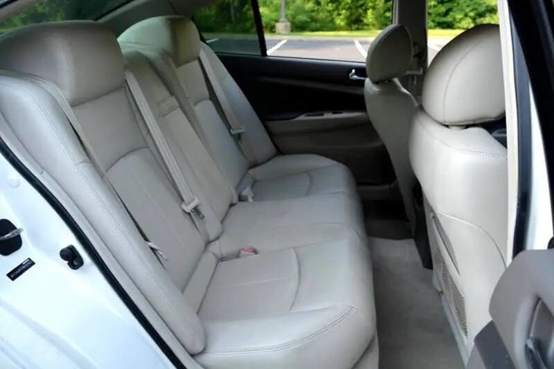 Used 2015 INFINITI Q40 w/ Moonroof Package image 16