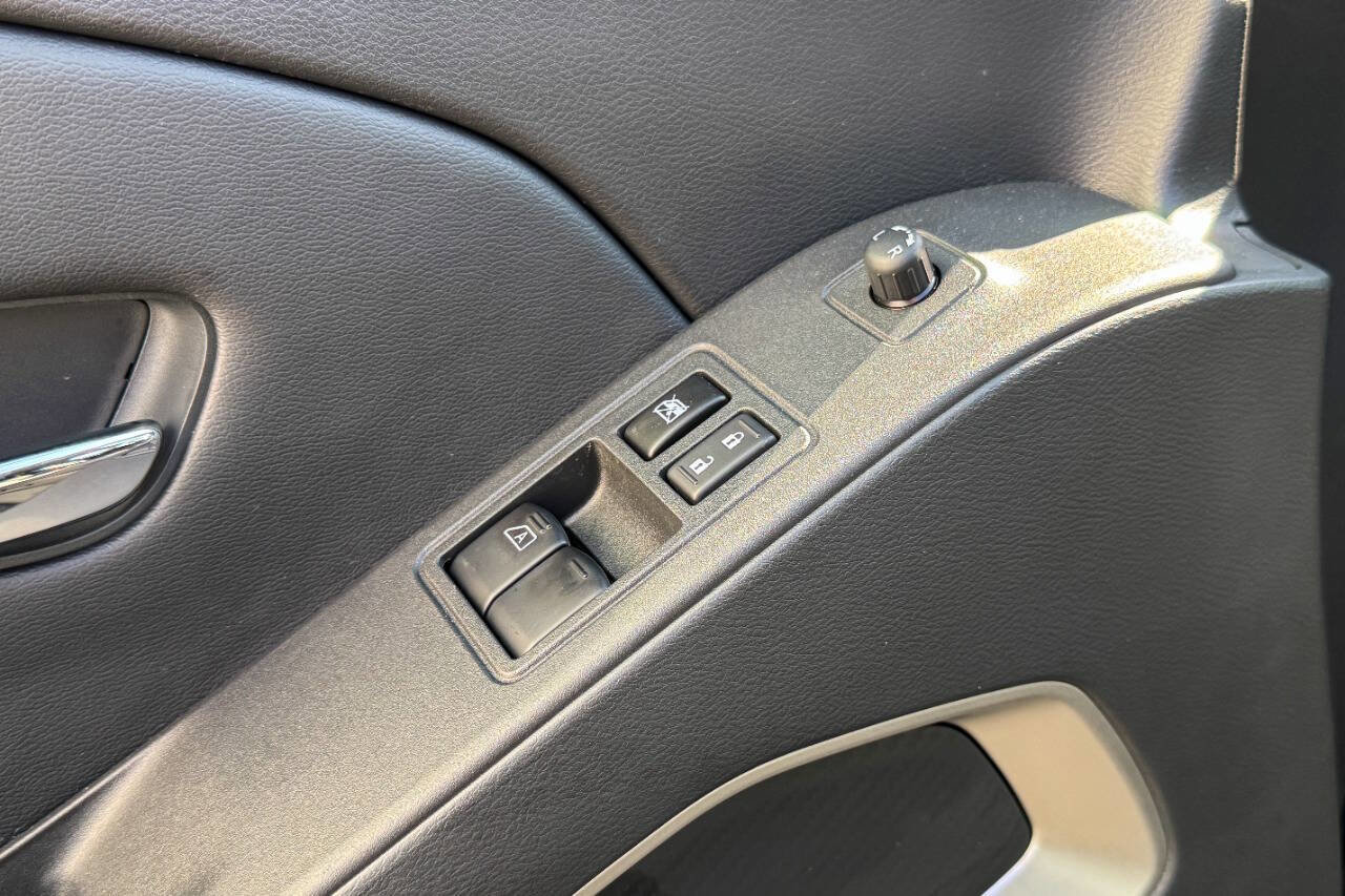 Used 2025 Nissan Frontier SV image 15