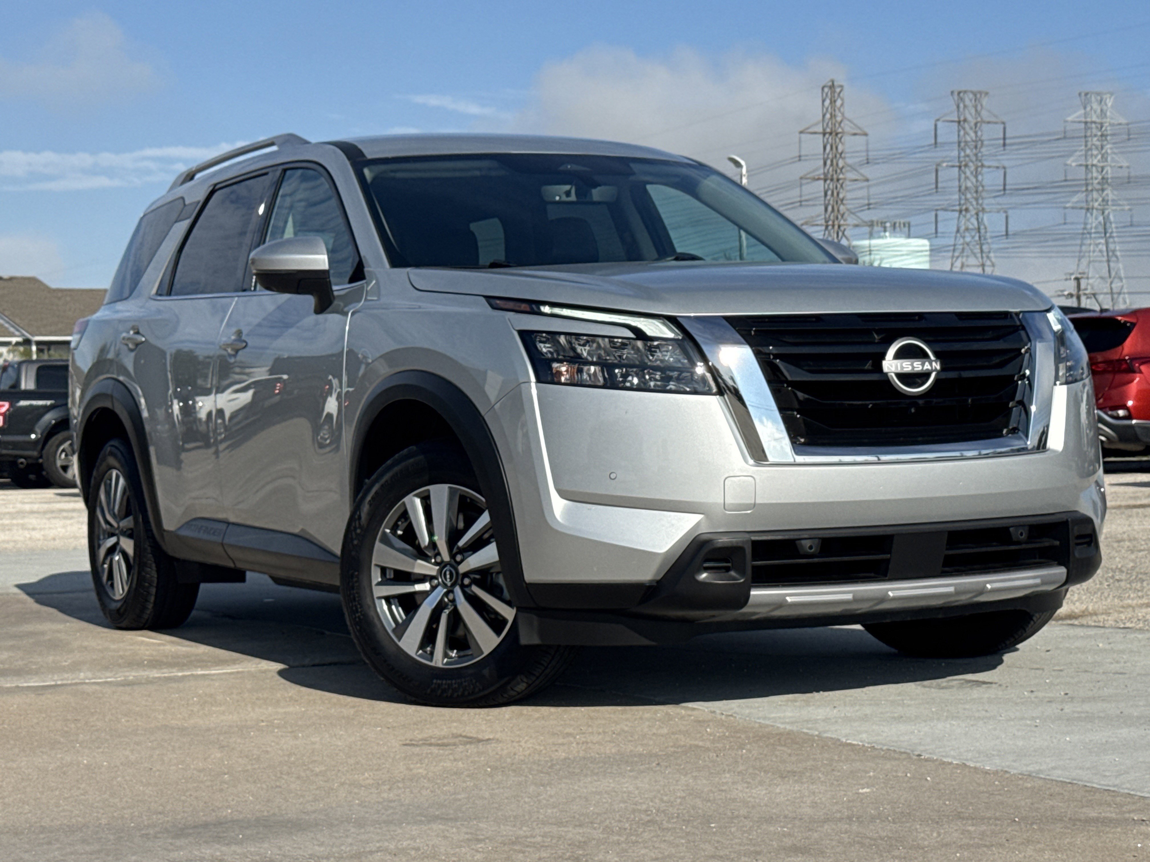 Used 2025 Nissan Pathfinder SL image 2