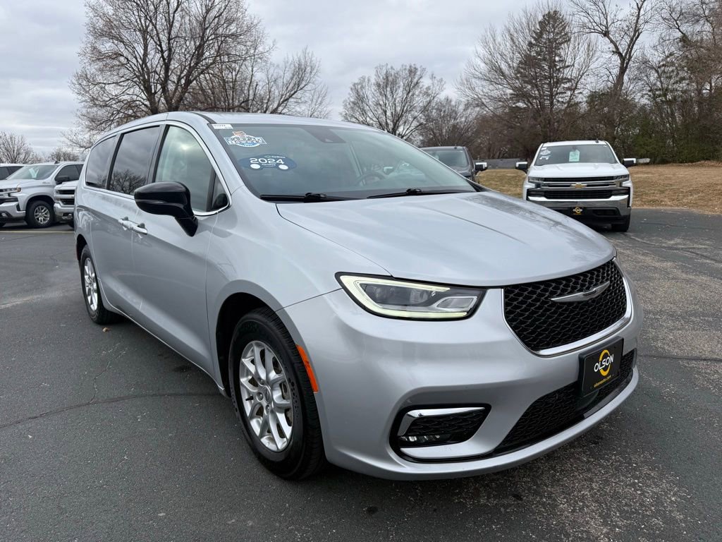 Used 2024 Chrysler Pacifica Touring-L image 7