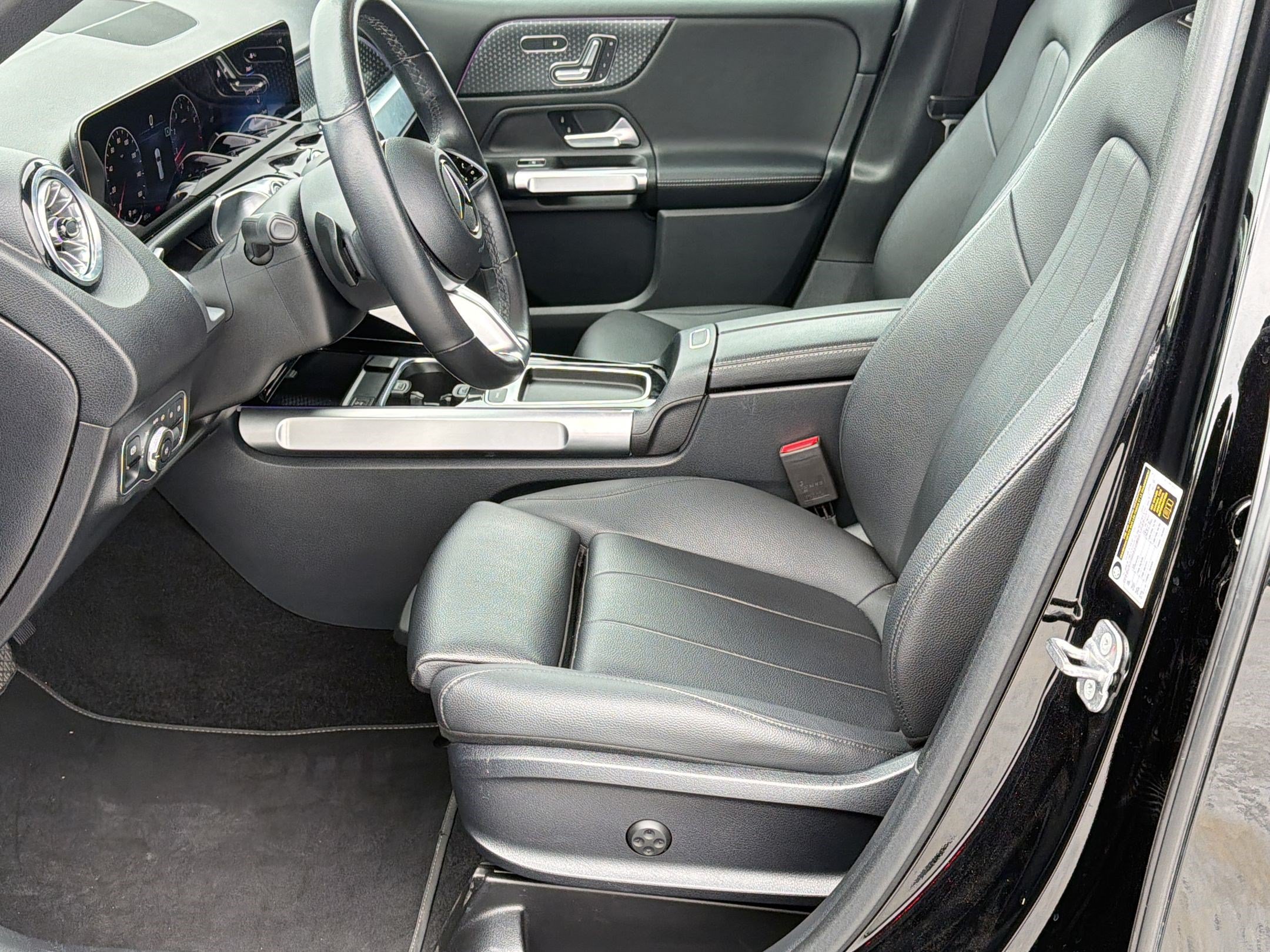 Used 2025 Mercedes-Benz GLB 250 4MATIC image 5