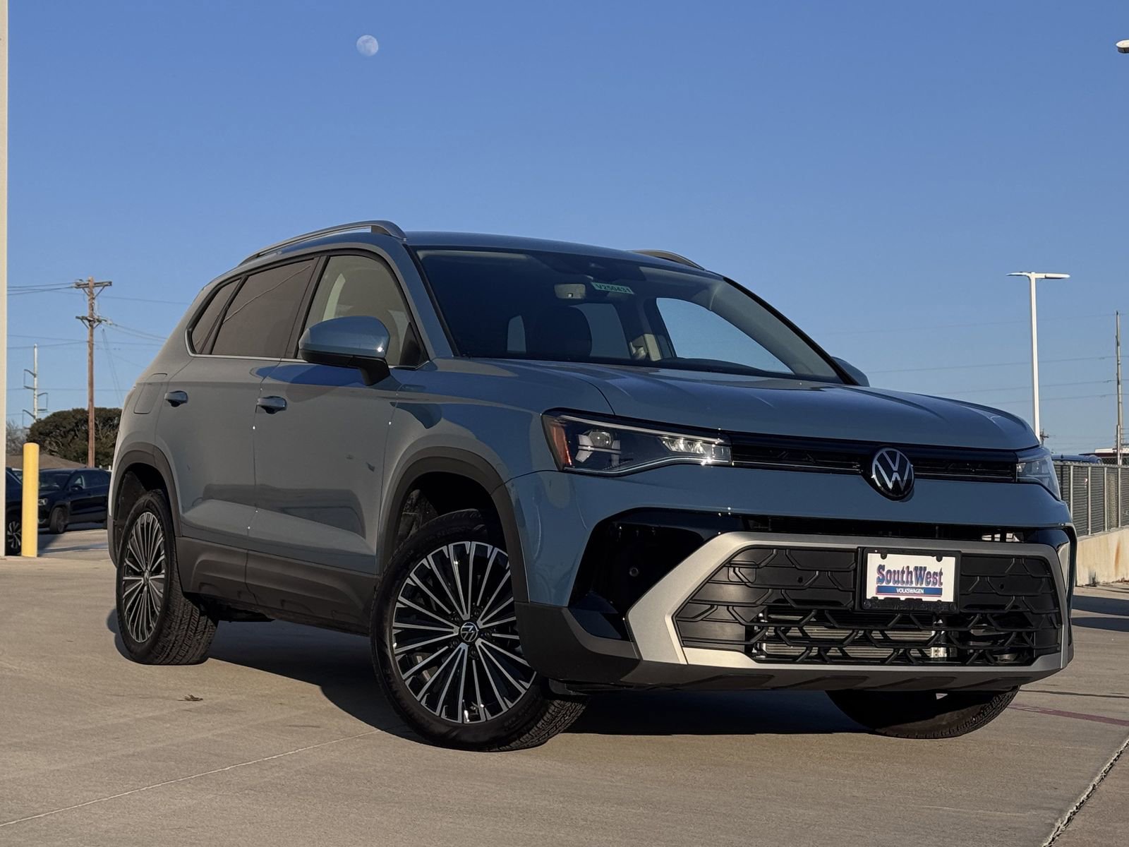 Used 2025 Volkswagen Taos SE image 2