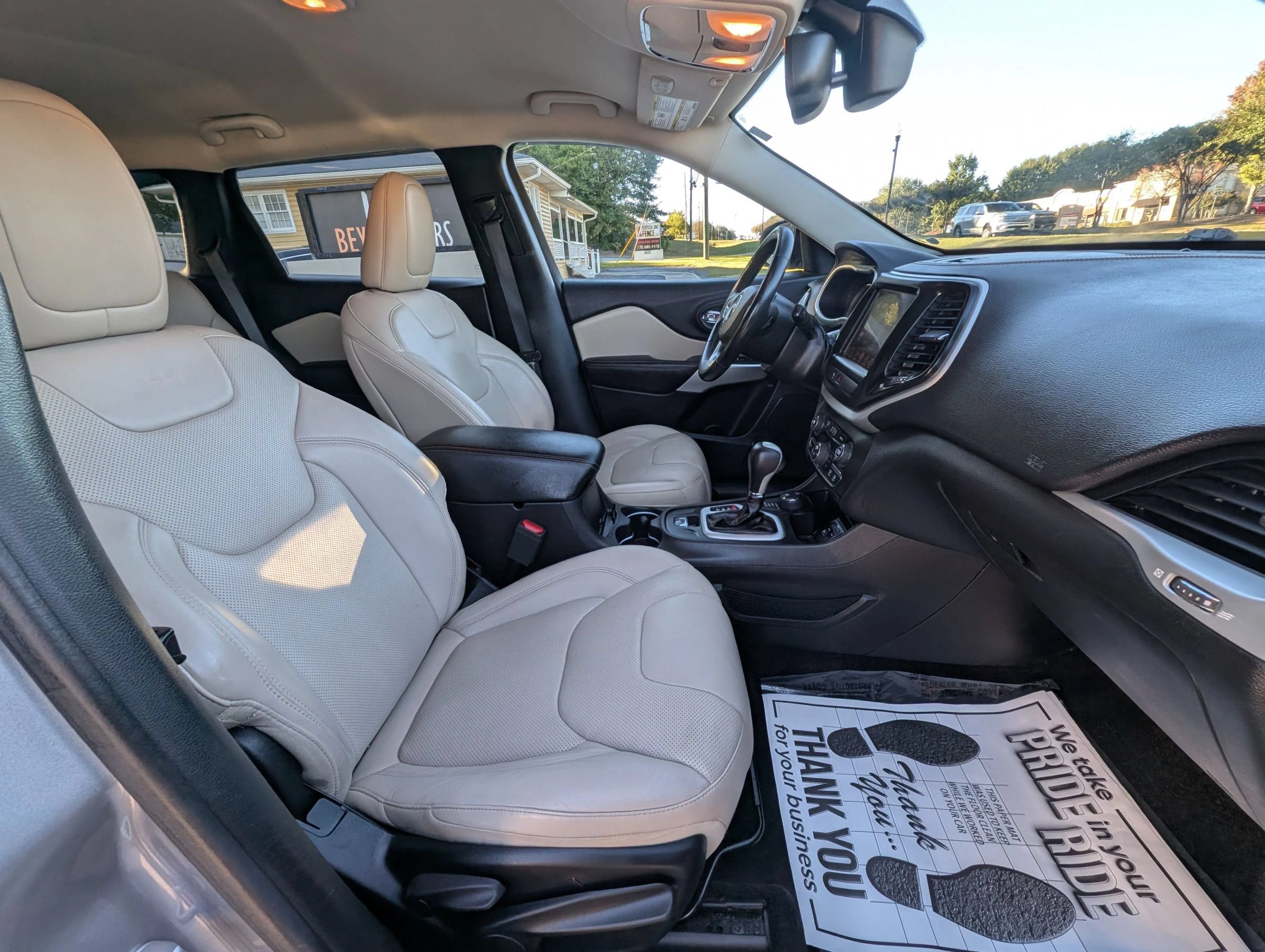 Used 2017 Jeep Cherokee Limited w/ Luxury Group AWD/4WD image 52