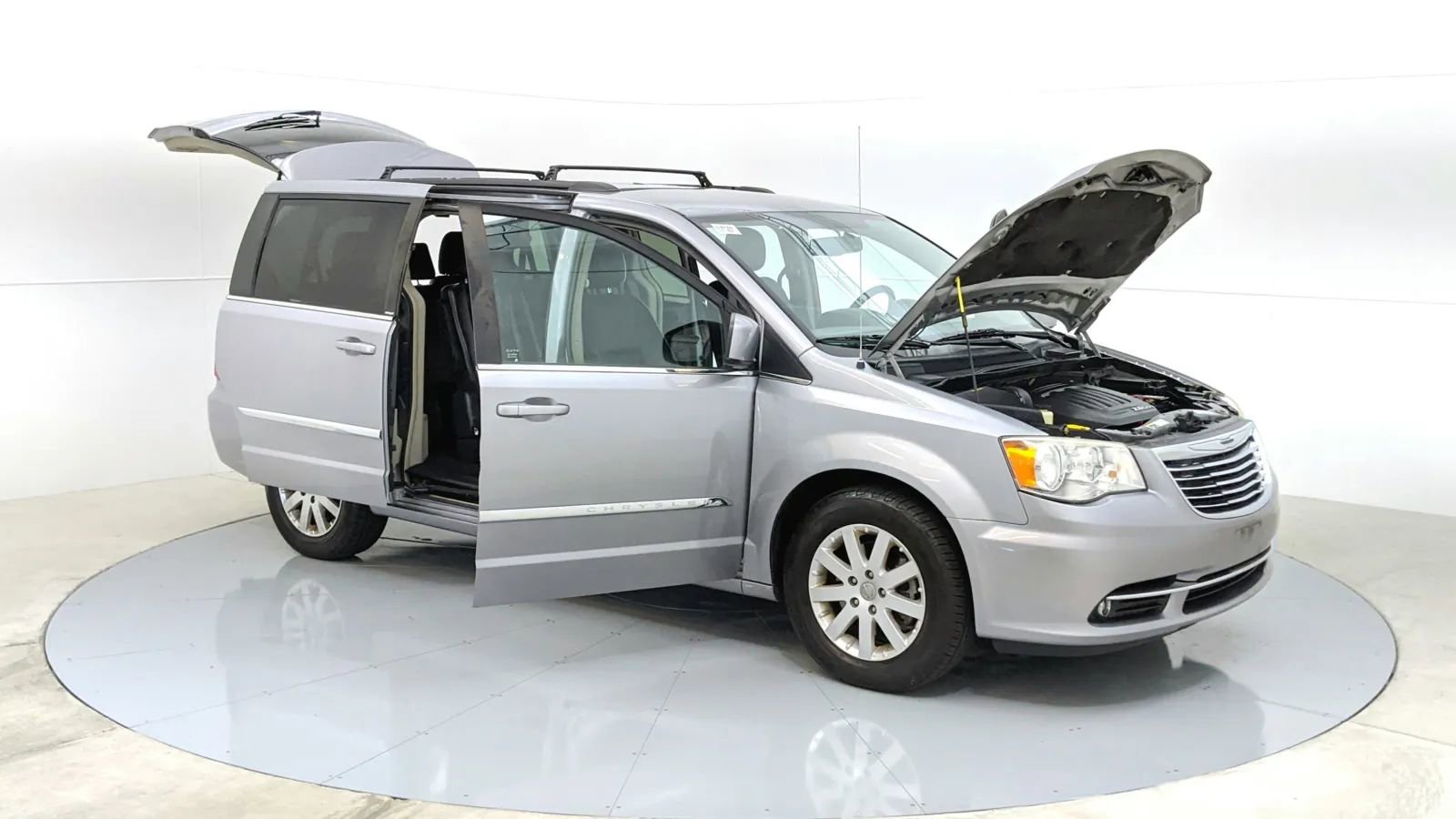 Used 2014 Chrysler Town & Country Touring image 9