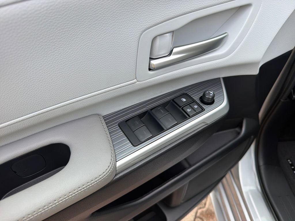 Used 2025 Toyota Sienna XLE image 9