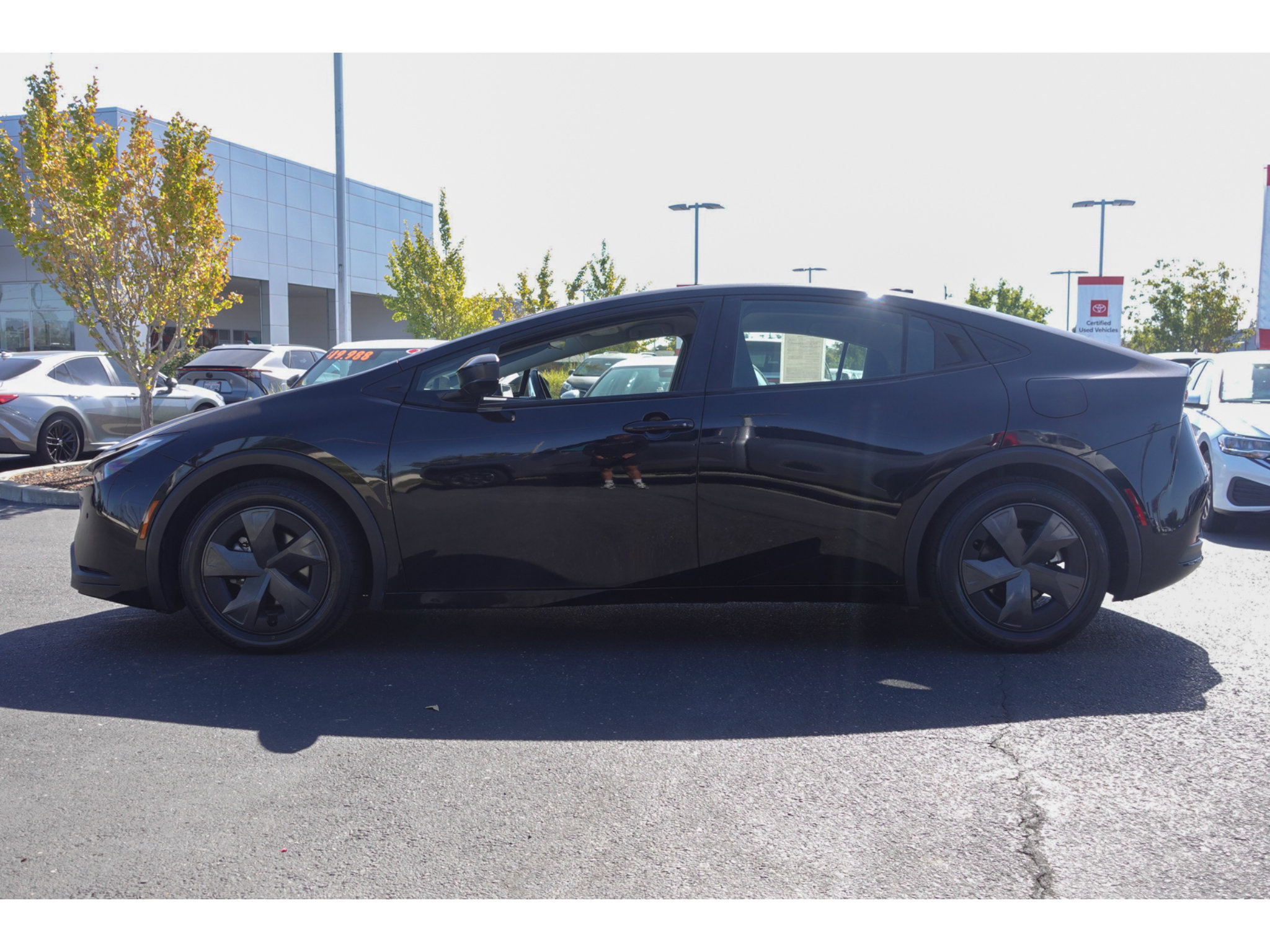 Used 2024 Toyota Prius LE FWD image 6