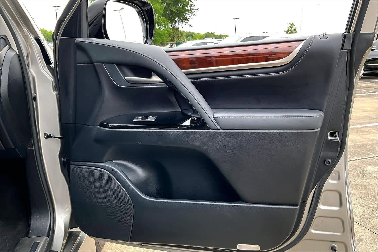 Used 2020 Lexus LX 570 4WD w/ Luxury Package image 20