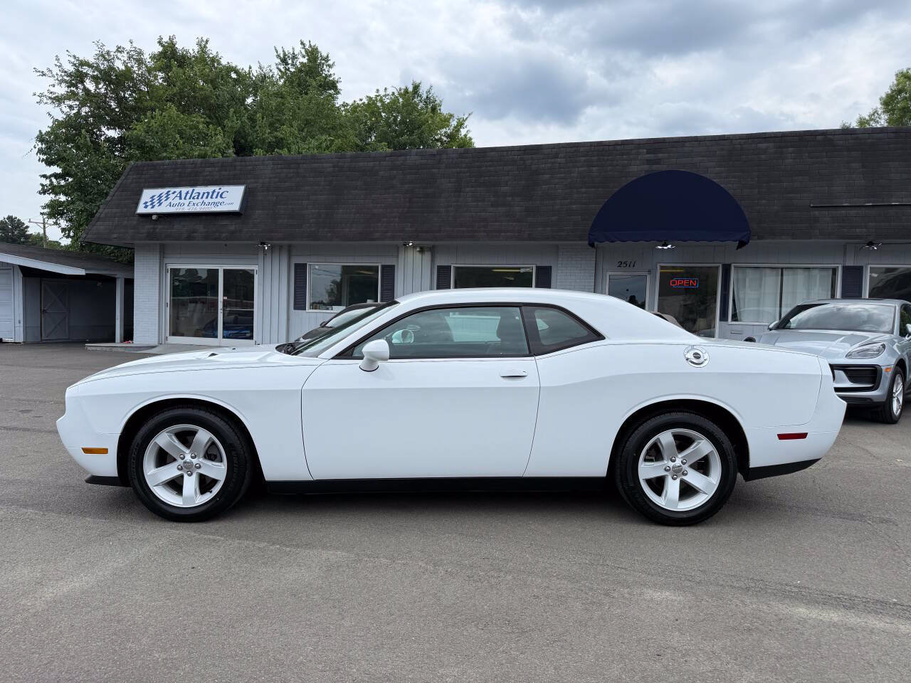Used 2013 Dodge Challenger SXT RWD image 5