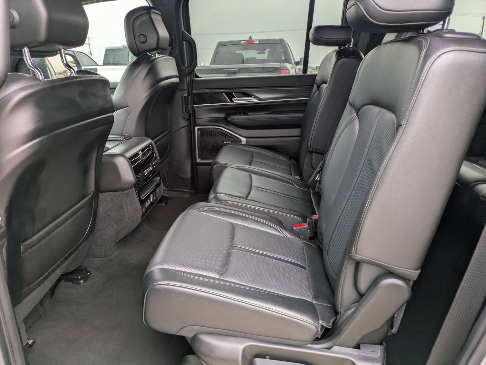 Used 2024 Jeep Wagoneer Series II w/ Flexible Seating Group image 13