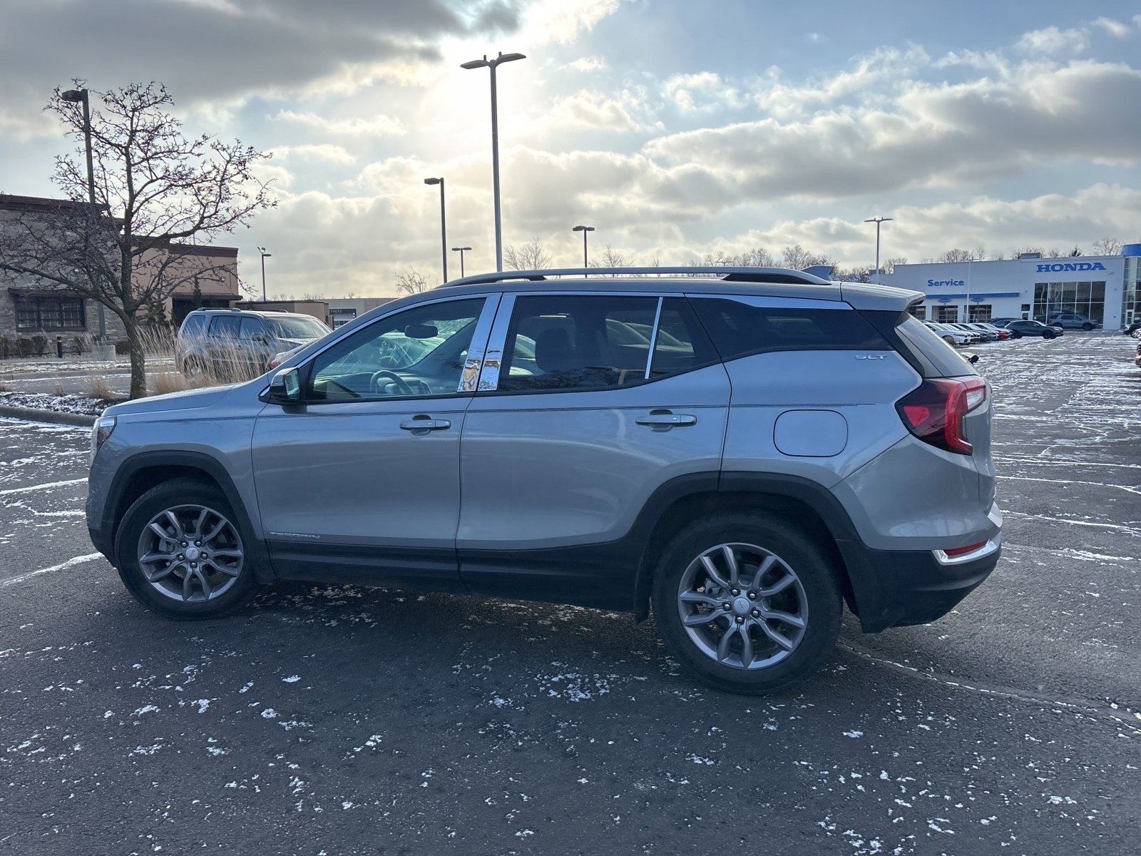 Used 2023 GMC Terrain SLT image 14