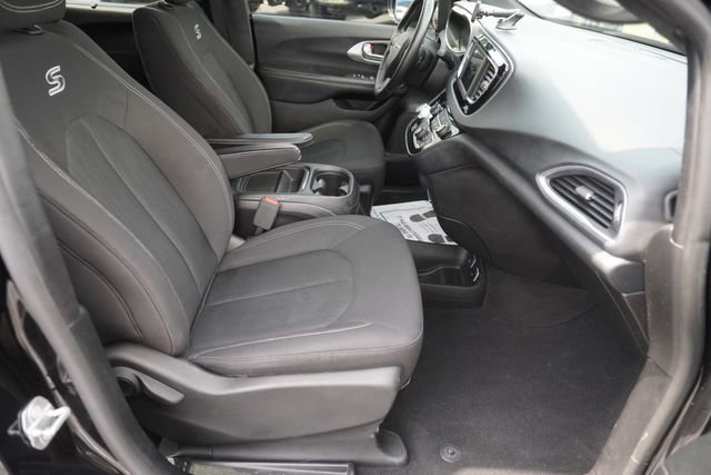 Used 2019 Chrysler Pacifica Touring Plus w/ S Appearance Package FWD image 20