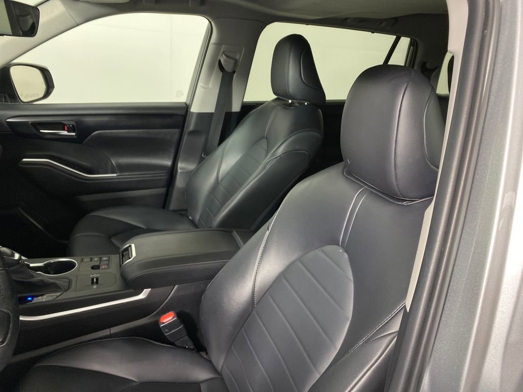 Used 2024 Toyota Highlander XLE image 9