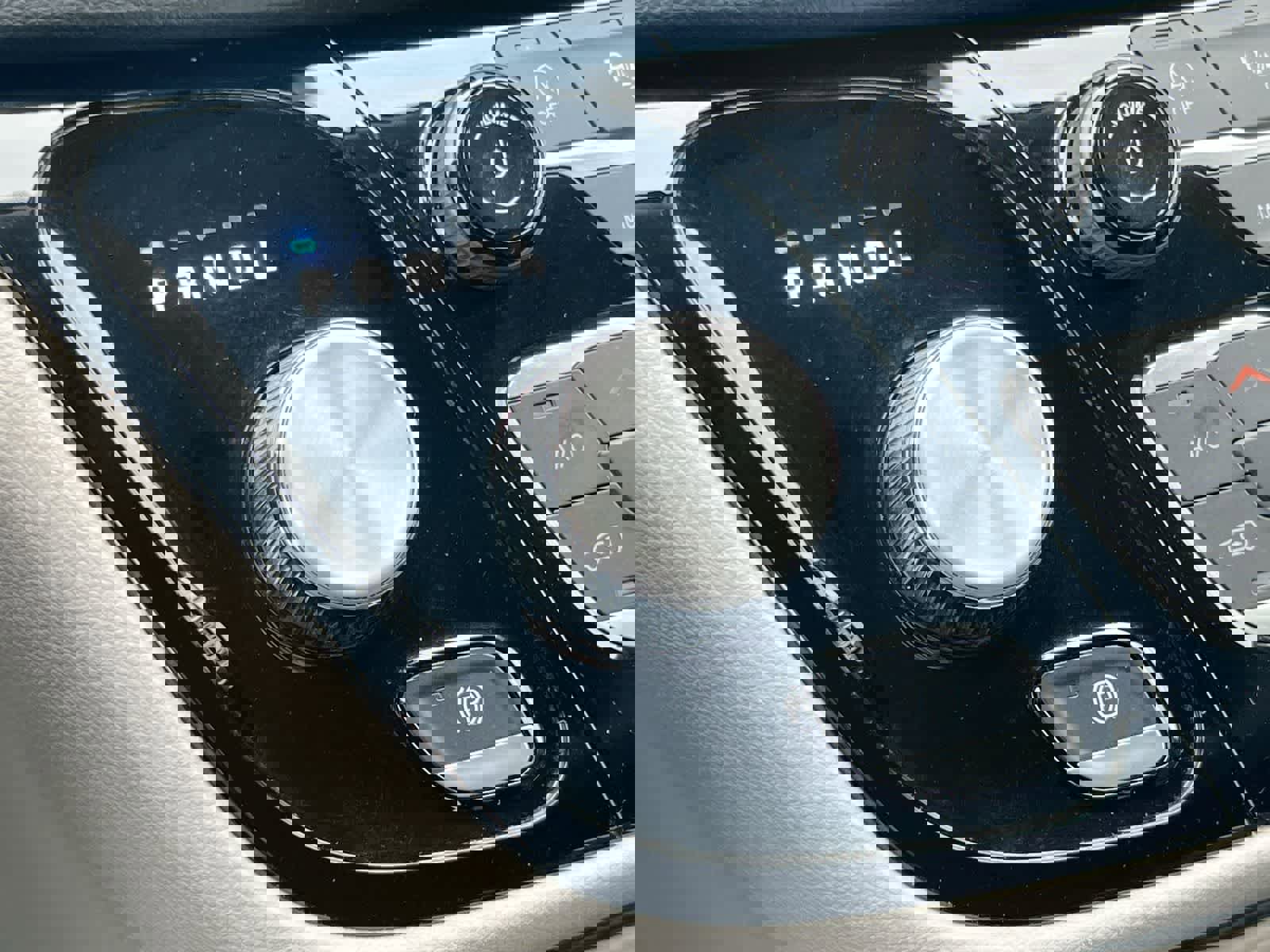 Used 2023 Chrysler Pacifica Touring-L image 32