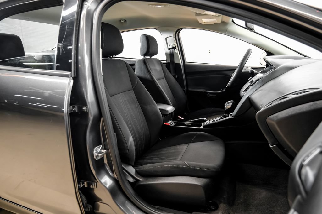 Used 2018 Ford Focus SE w/ SE Appearance Package FWD image 37