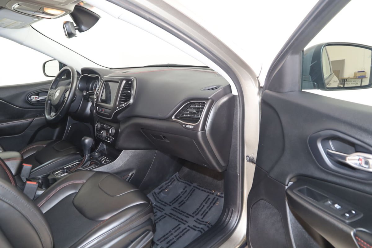 Used 2020 Jeep Cherokee Trailhawk w/ Cold Weather Group AWD/4WD image 40
