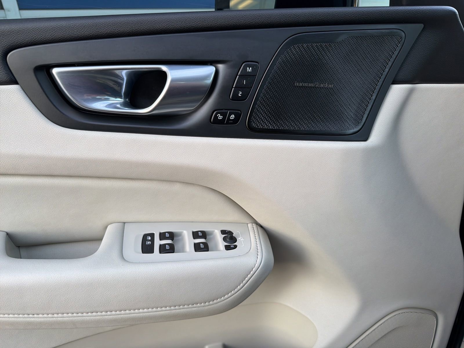 Used 2024 Volvo XC60 B5 Ultimate w/ Protection Package Premier image 29