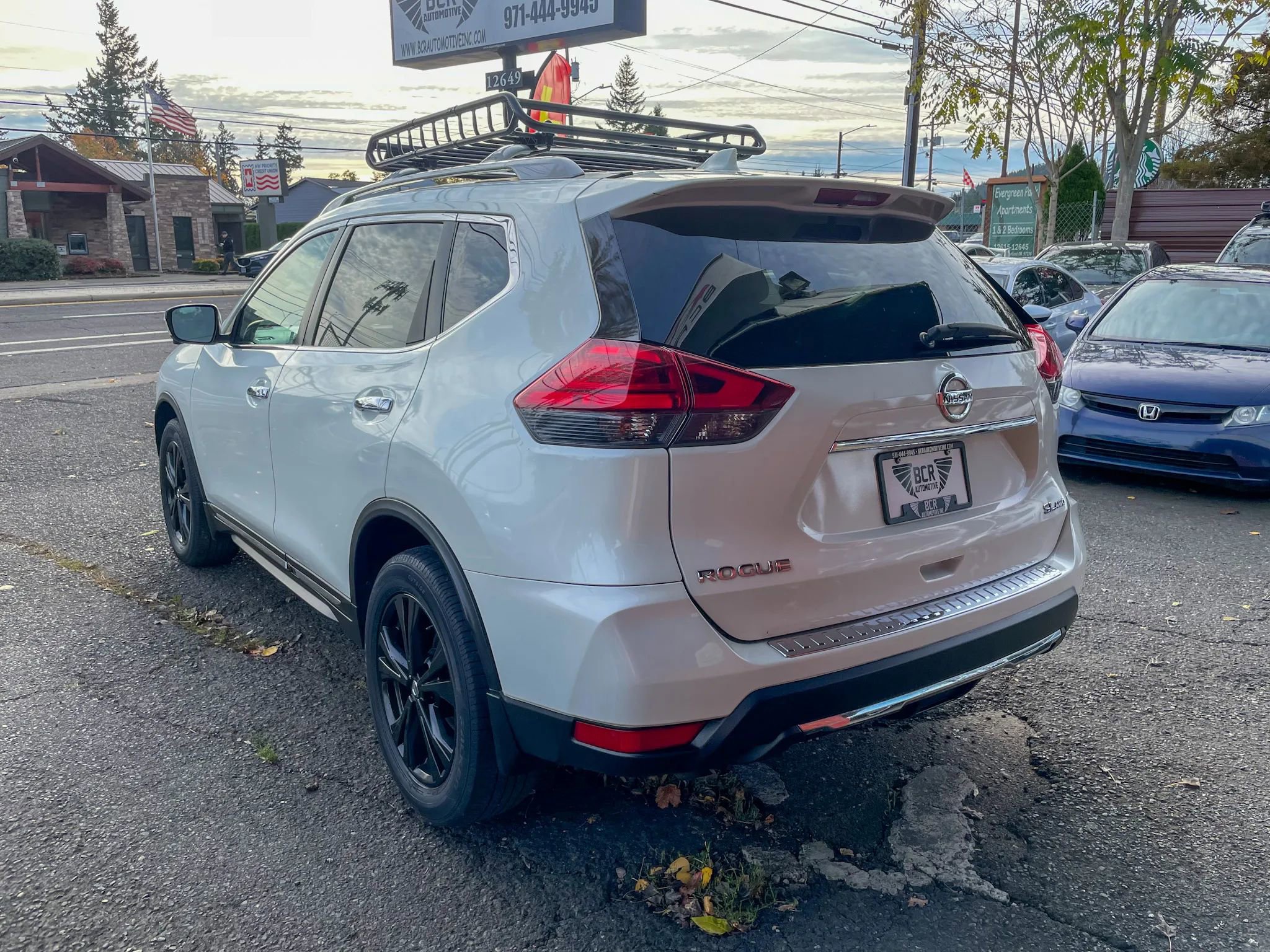 Used 2017 Nissan Rogue SL w/ SL Premium Package image 2