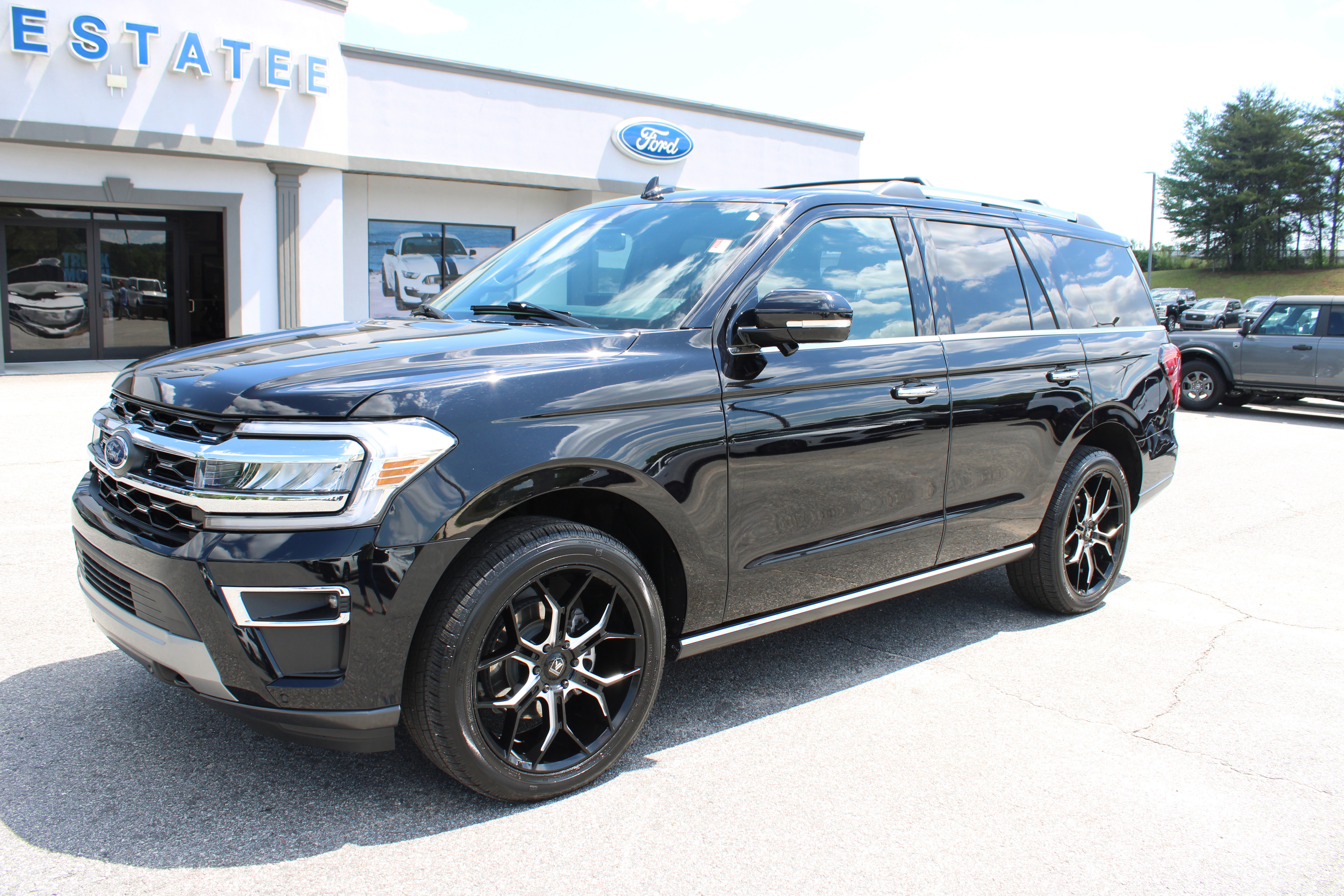 Used 2024 Ford Expedition Limited w/ Excursion Package AWD/4WD image 2