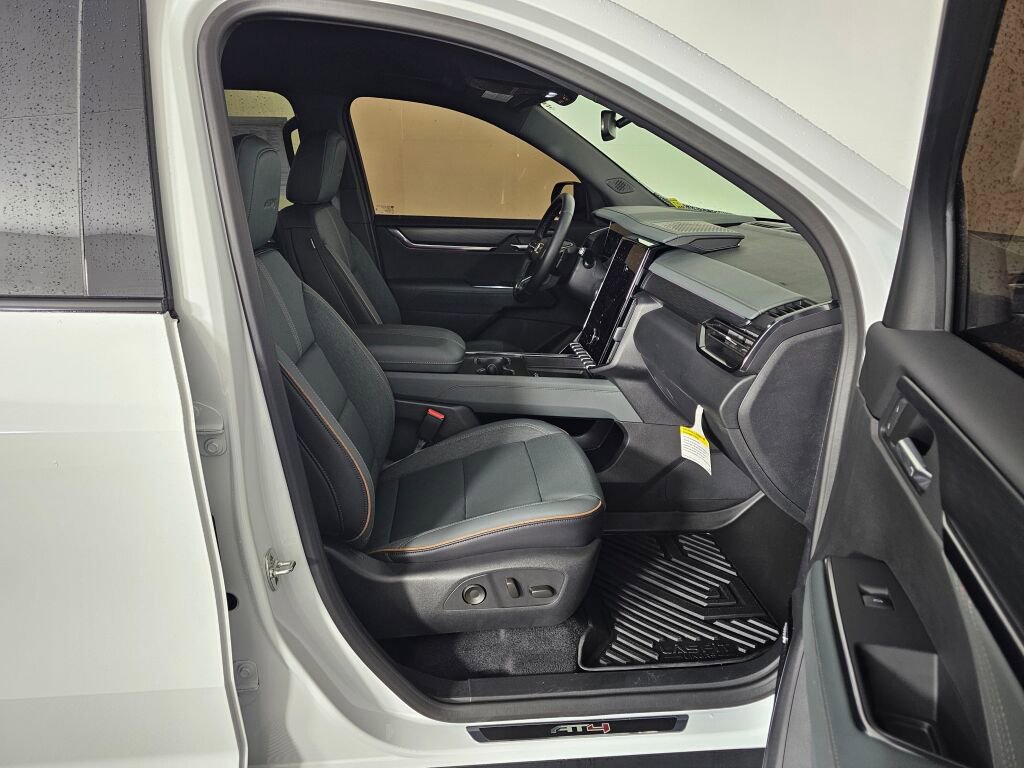 Used 2025 GMC Acadia AT4 image 39