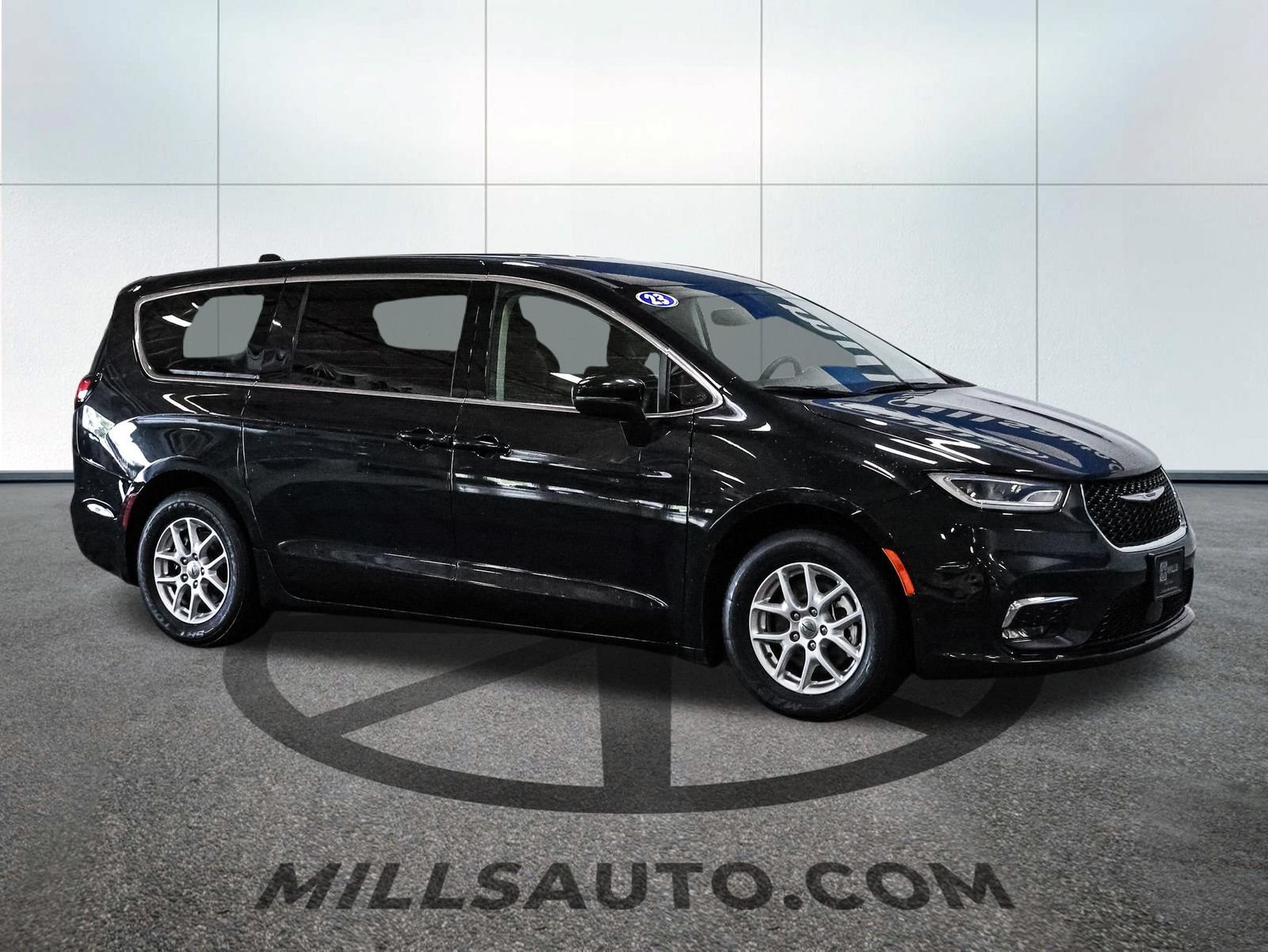Used 2023 Chrysler Pacifica Touring-L FWD image 10