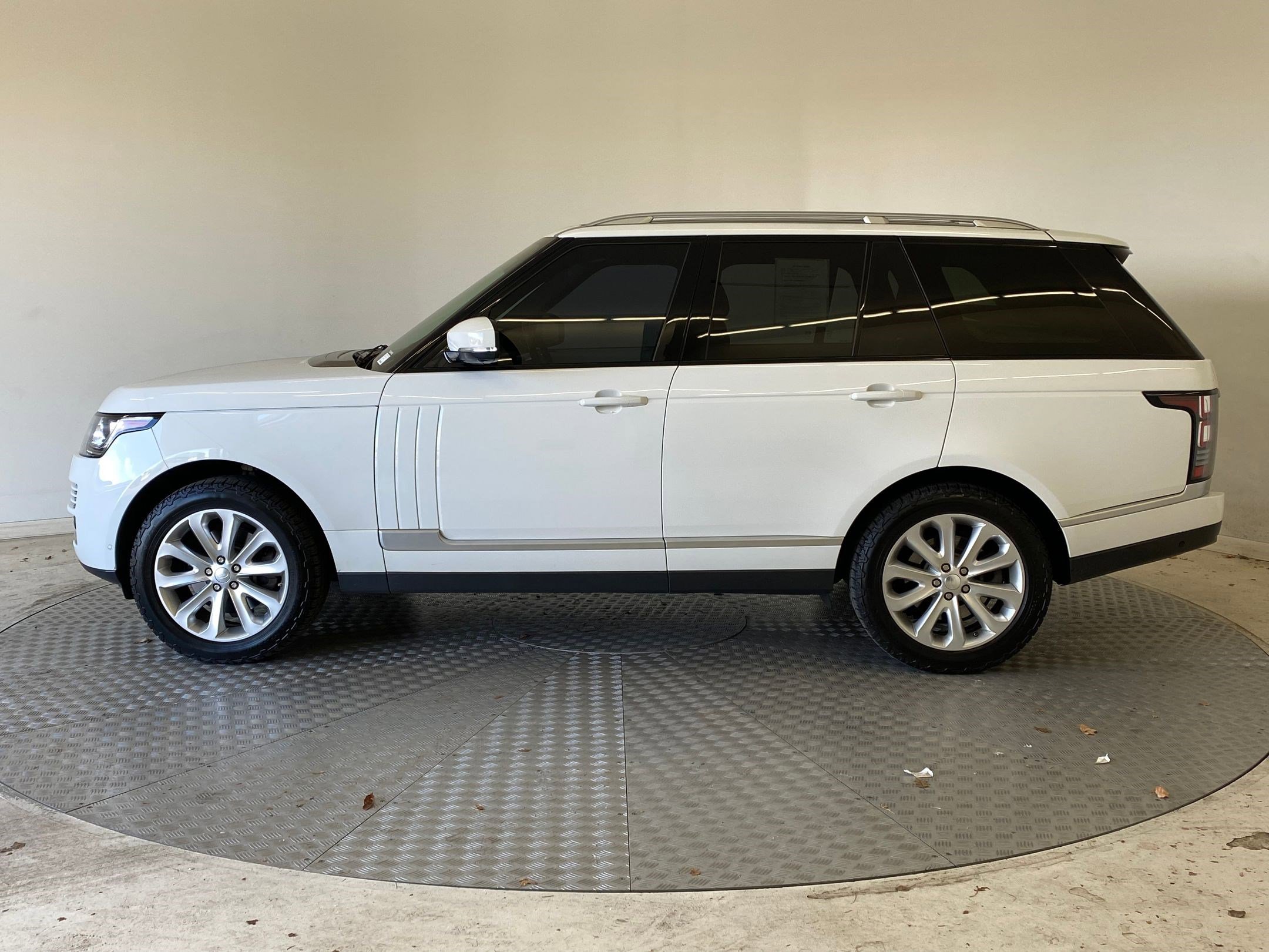 Used 2014 Land Rover Range Rover HSE image 2