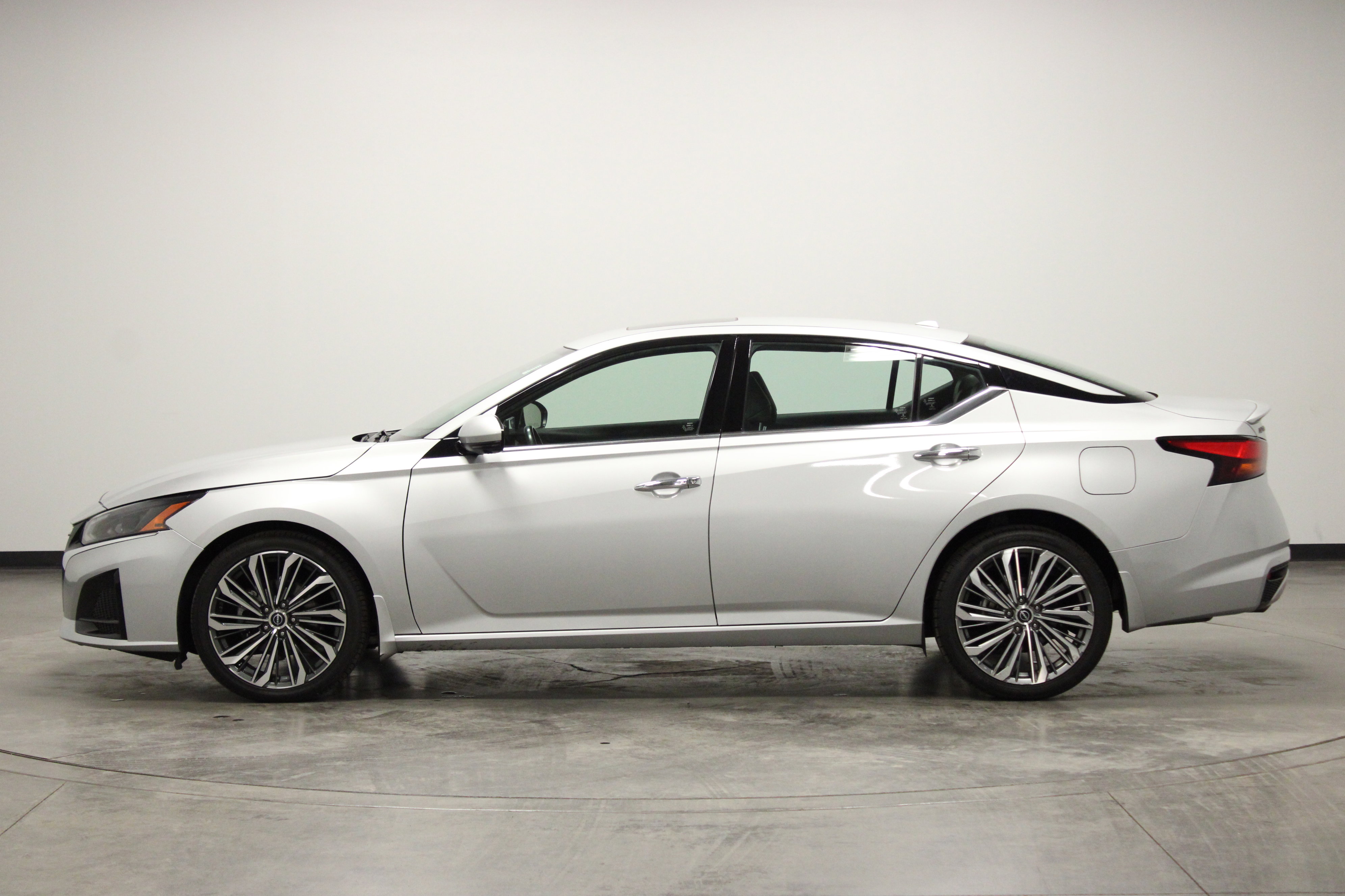 Used 2023 Nissan Altima 2.5 SL image 5