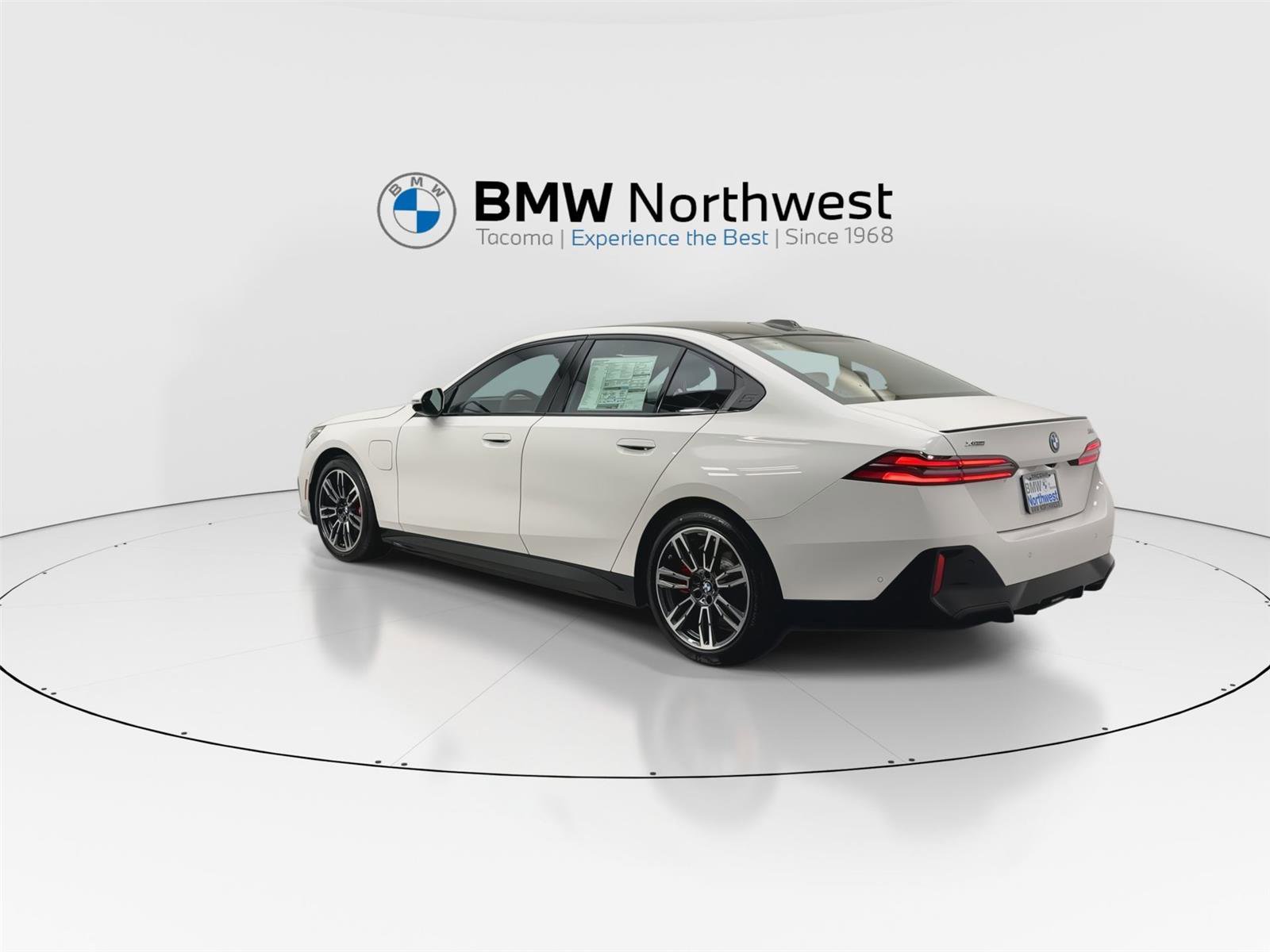 New 2026 BMW 550e xDrive w/ Premium Package AWD/4WD image 12