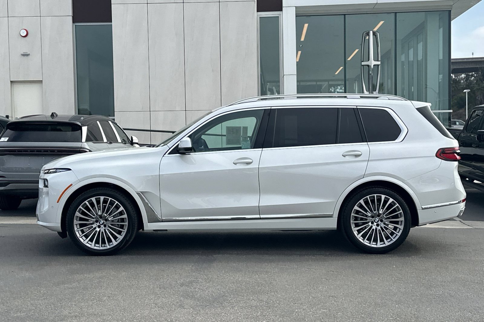 Used 2024 BMW X7 xDrive40i w/ Premium Package AWD/4WD image 6