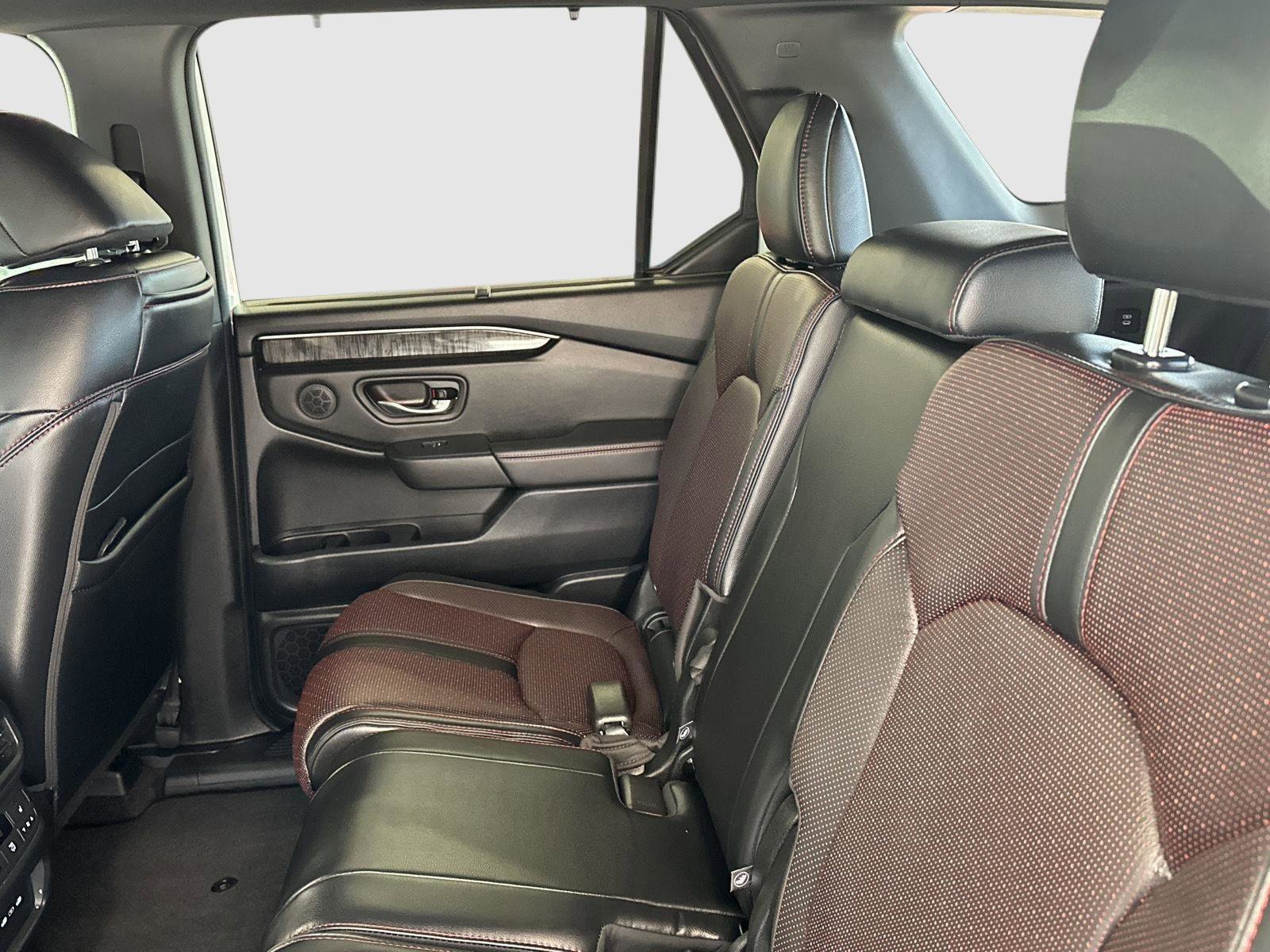 Certified 2025 Honda Pilot Black Edition image 36