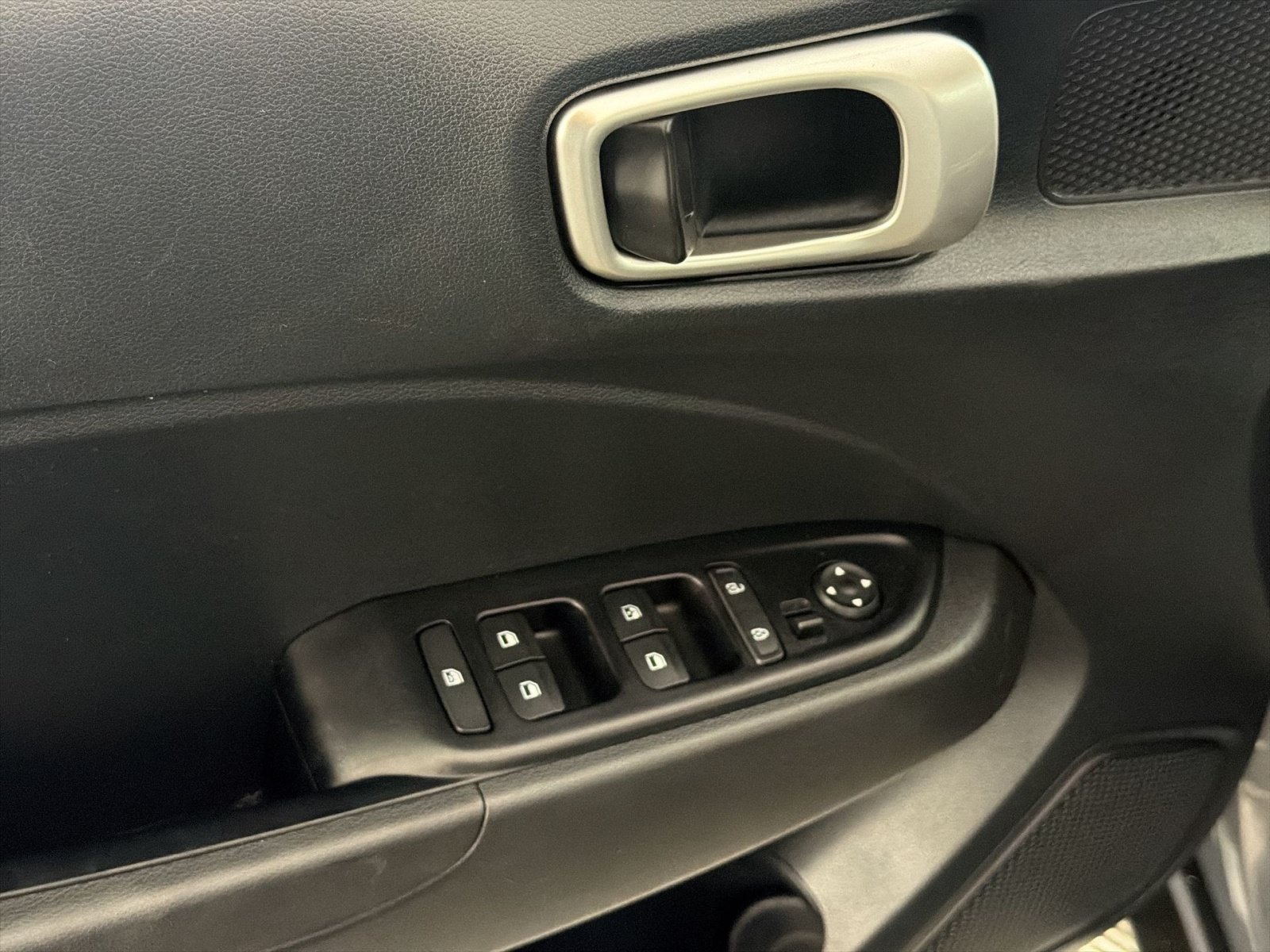 Used 2023 Hyundai Venue SEL FWD image 15