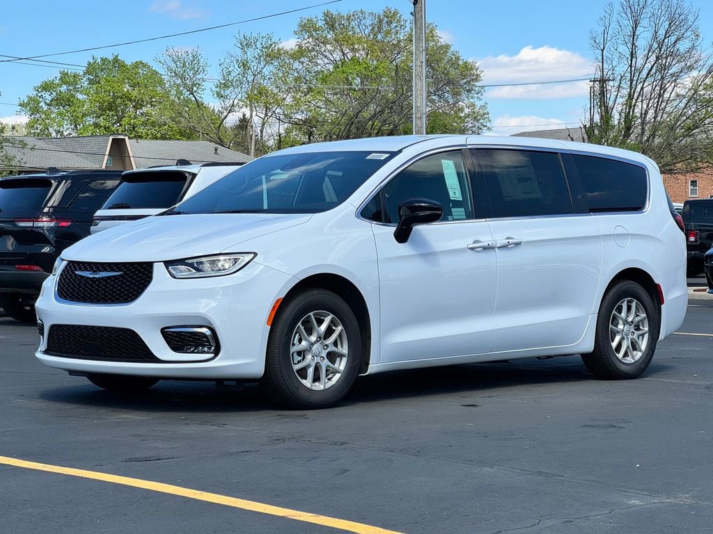 New 2026 Chrysler Pacifica Select image 3