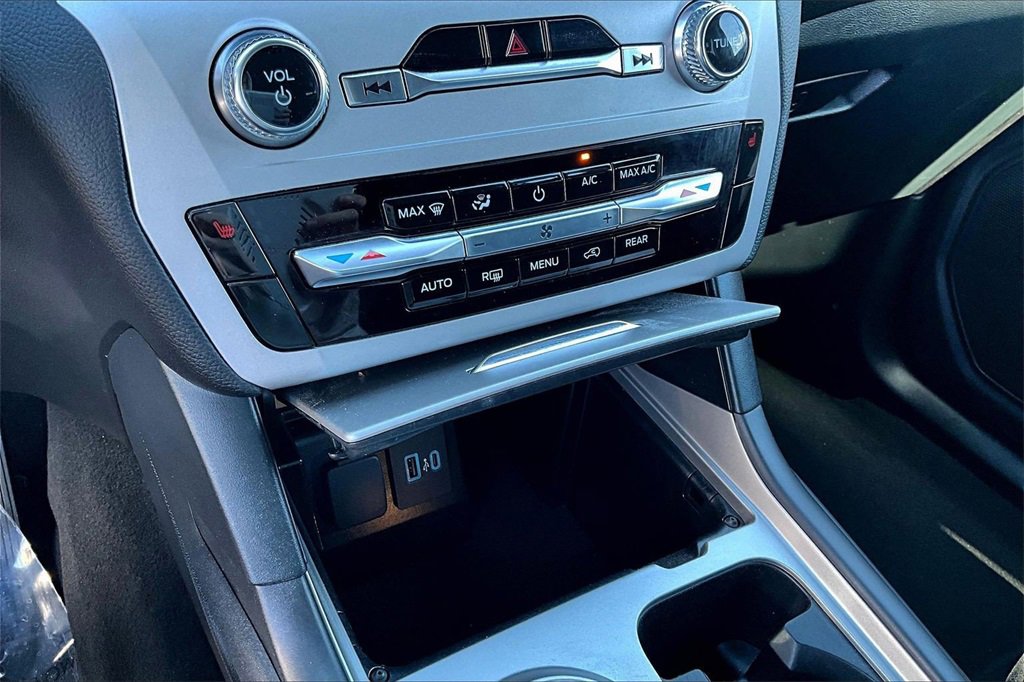 Used 2023 Ford Explorer XLT image 15