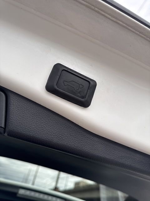 Used 2022 Toyota RAV4 XLE Premium image 14