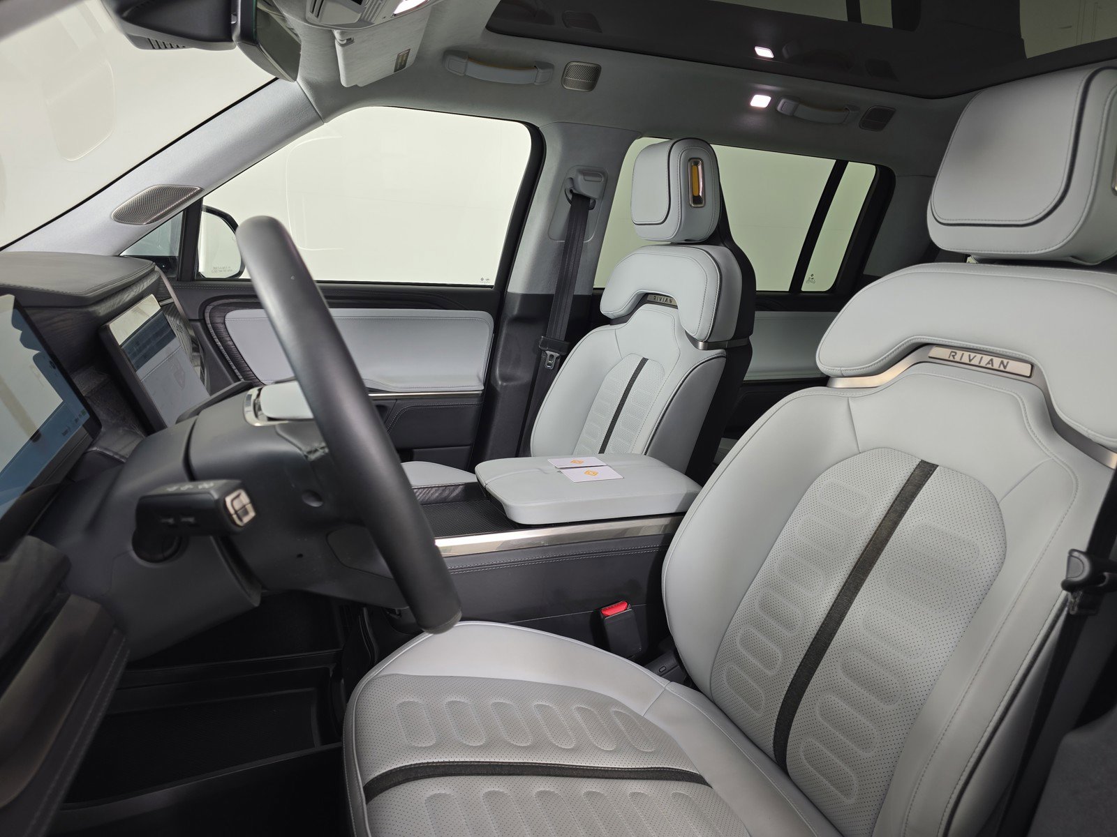 Used 2023 Rivian R1S Adventure image 20