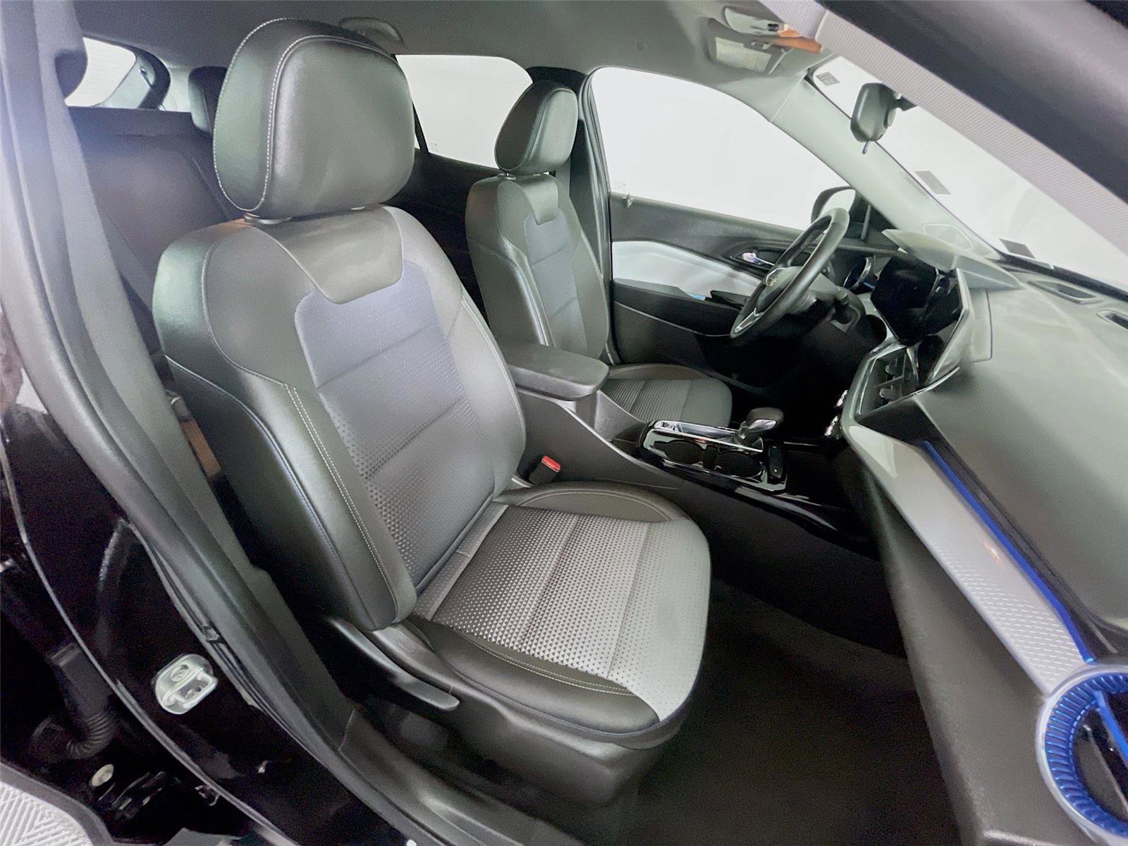 Used 2025 Chevrolet Trax LT w/ LT Convenience Package image 29