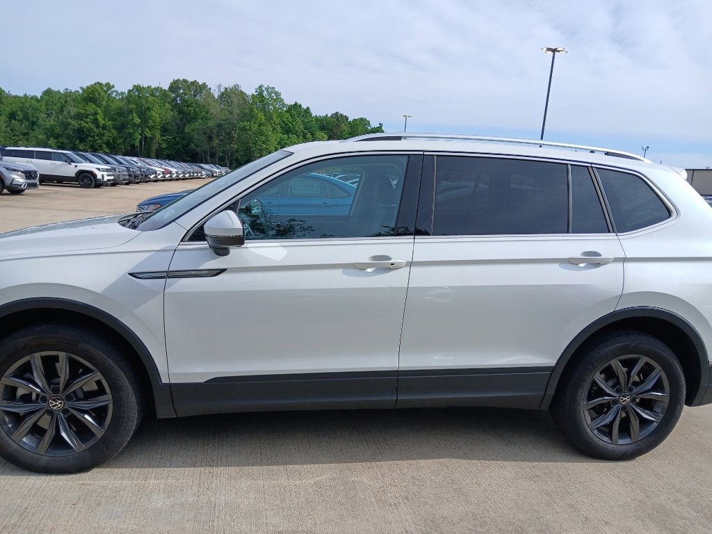 Used 2023 Volkswagen Tiguan SE w/ Panoramic Sunroof Package AWD/4WD image 2