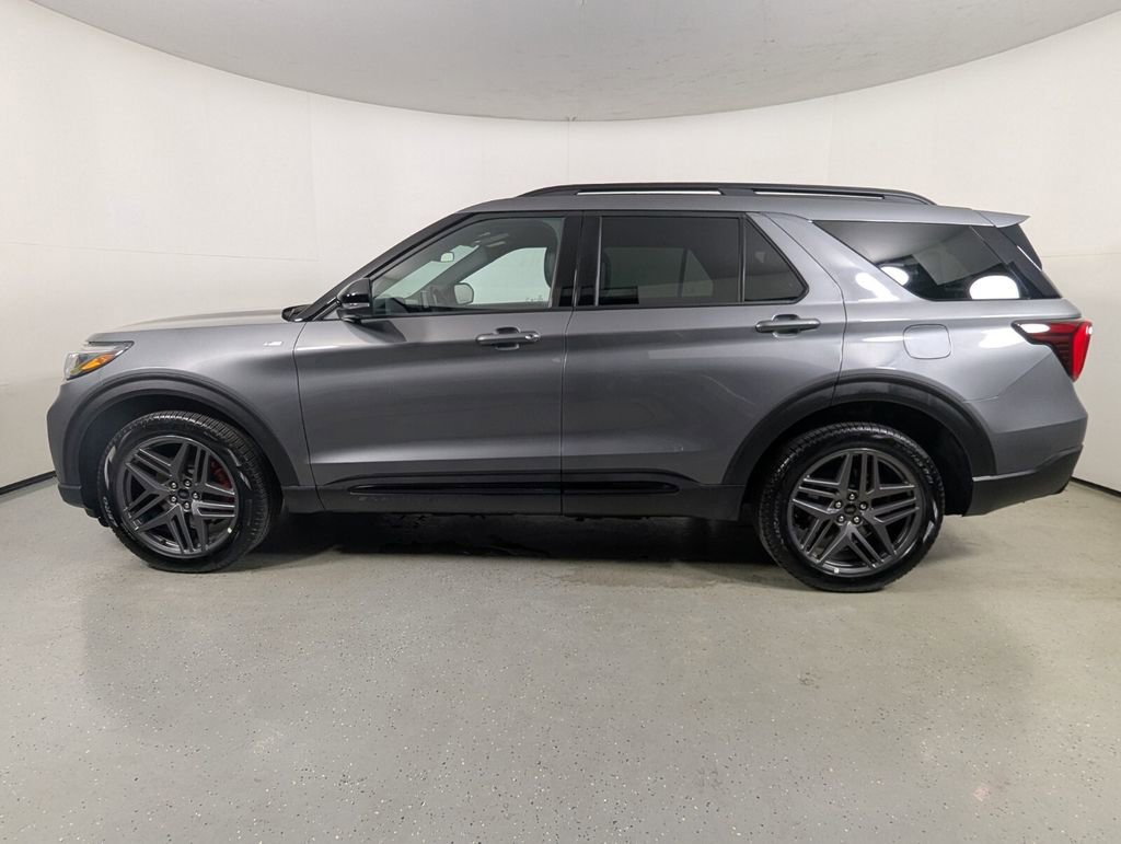 Used 2025 Ford Explorer ST-Line w/ ST-Line Street Pack image 4