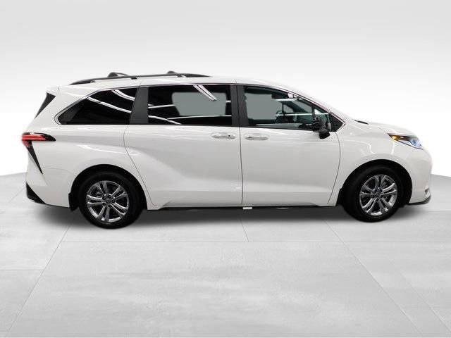 Used 2023 Toyota Sienna XSE image 11
